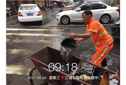 【暴雨讓人出行難 美保環(huán)境來幫忙】---記美保環(huán)境雨后及時(shí)處理積水